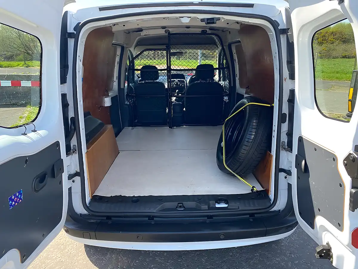 Used 2018 Renault Kangoo Maxi Business+ White - Interior and Exterior details 8