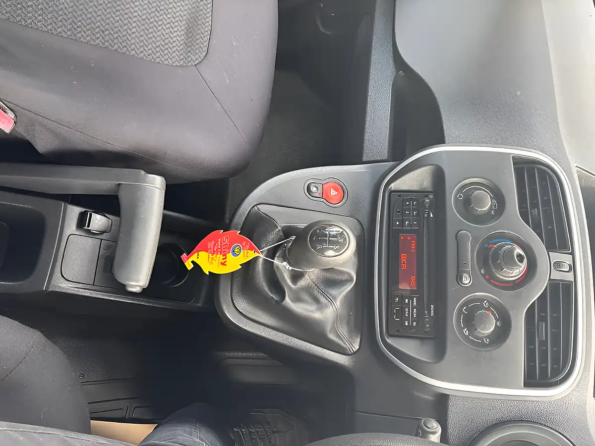 Used 2018 Renault Kangoo White - Interior and Exterior details 12