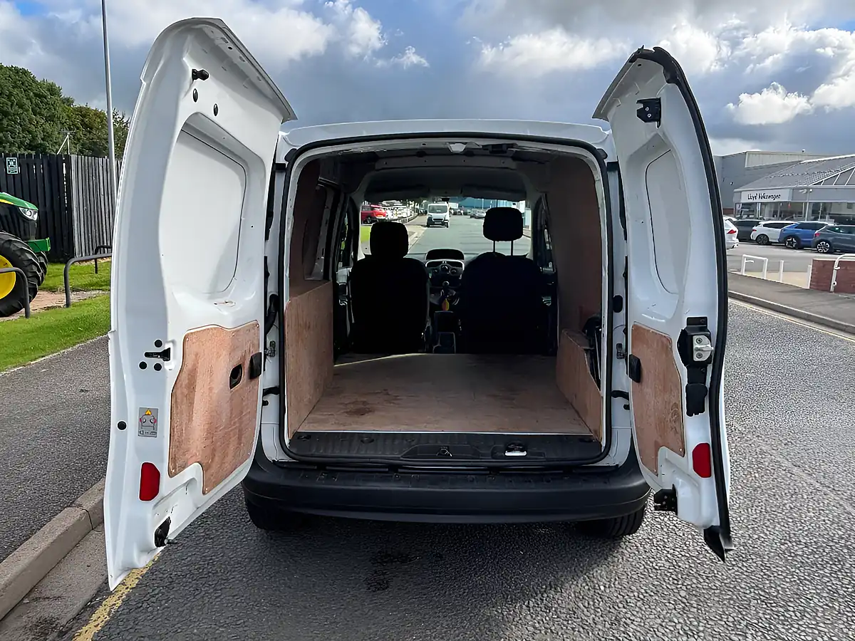 Used 2018 Renault Kangoo White - Interior and Exterior details 8