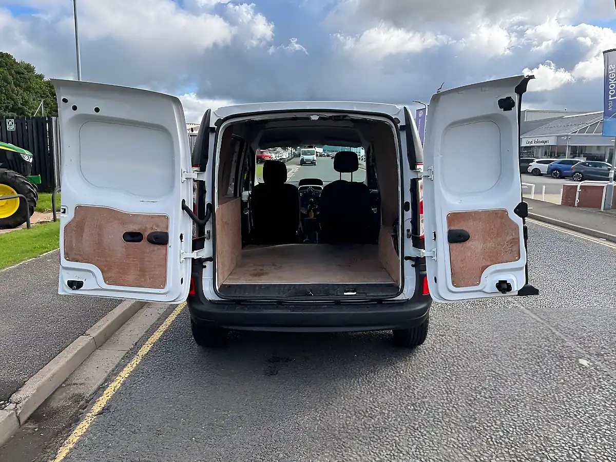 Used 2018 Renault Kangoo White - Interior and Exterior details 9