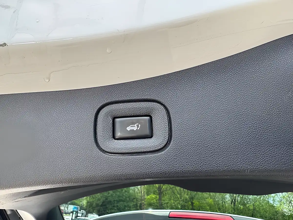 Used 2018 Renault Koleos Signature Nav White - Interior and Exterior details 14