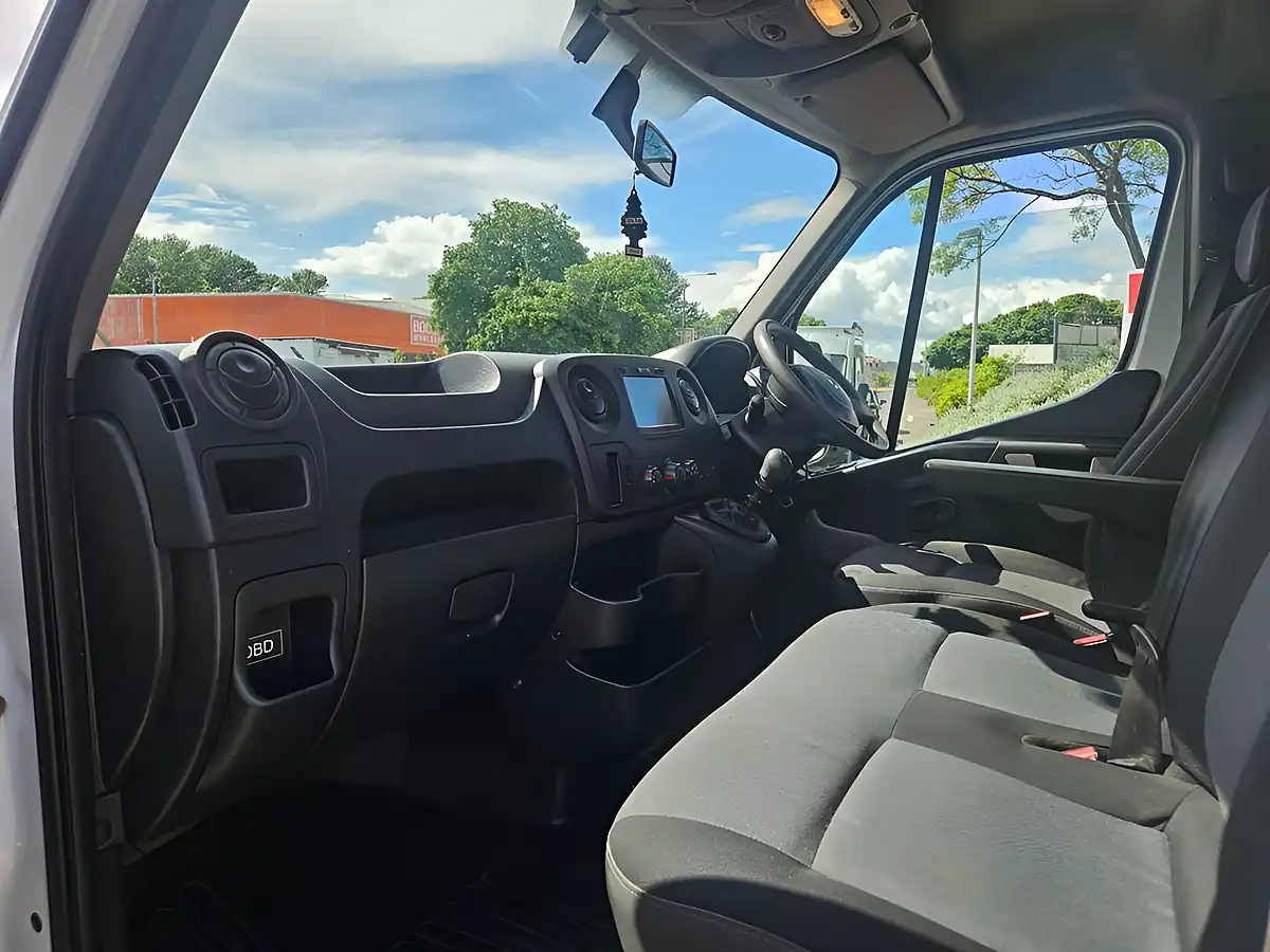 Used 2018 Renault Master Business White - Interior and Exterior details 9