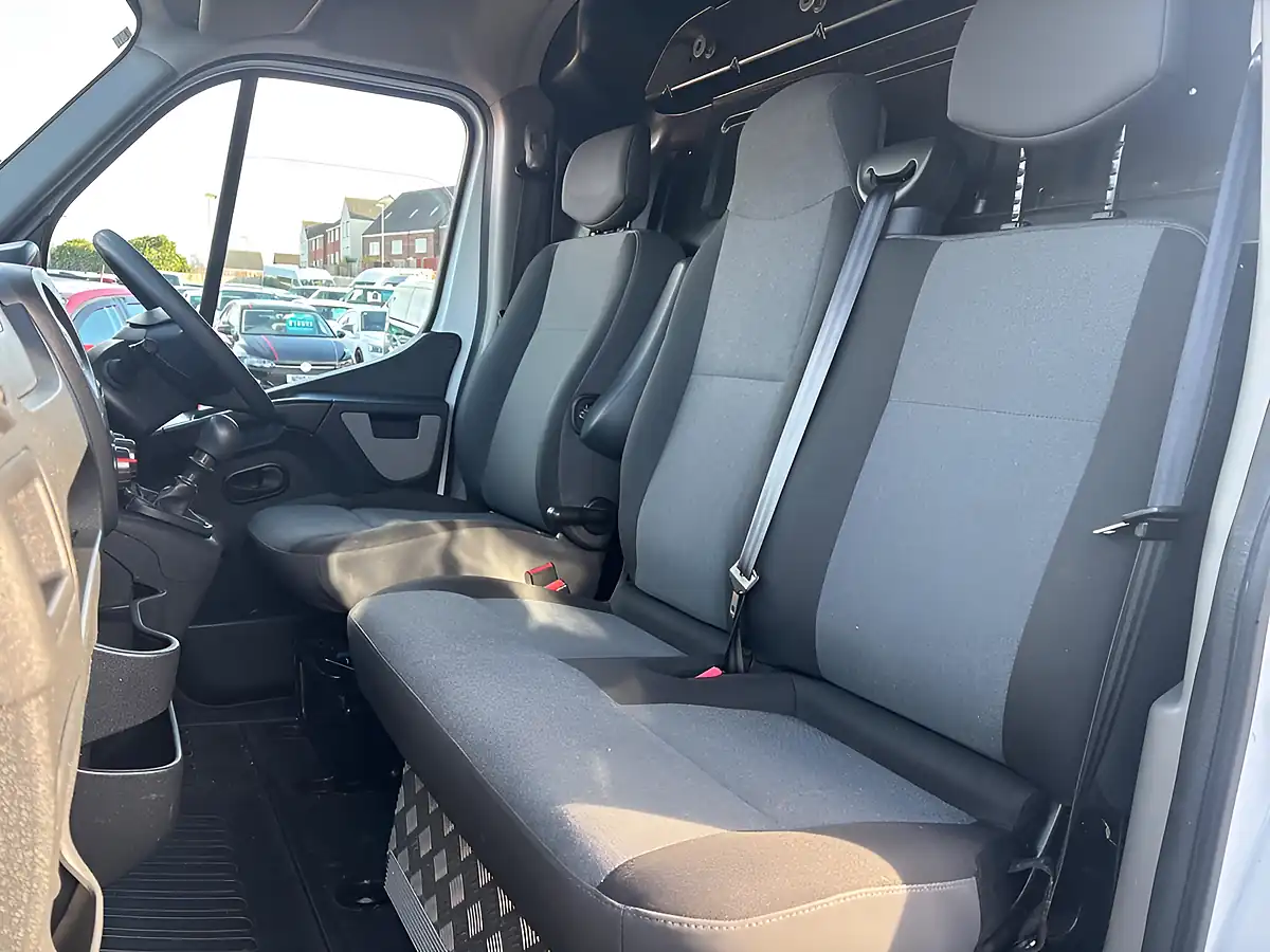 Used 2018 Renault Master Business White - Interior and Exterior details 13