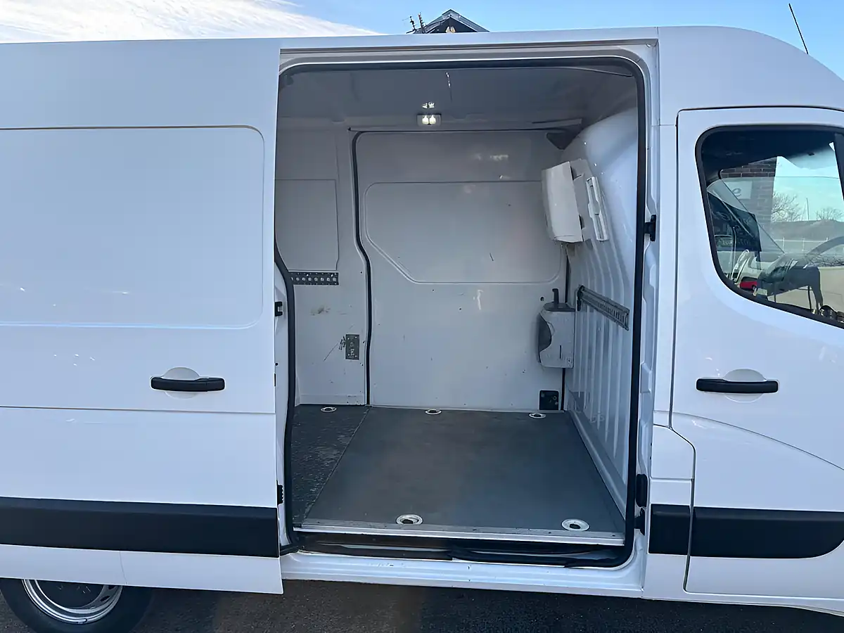 Used 2018 Renault Master Business White - Interior and Exterior details 14
