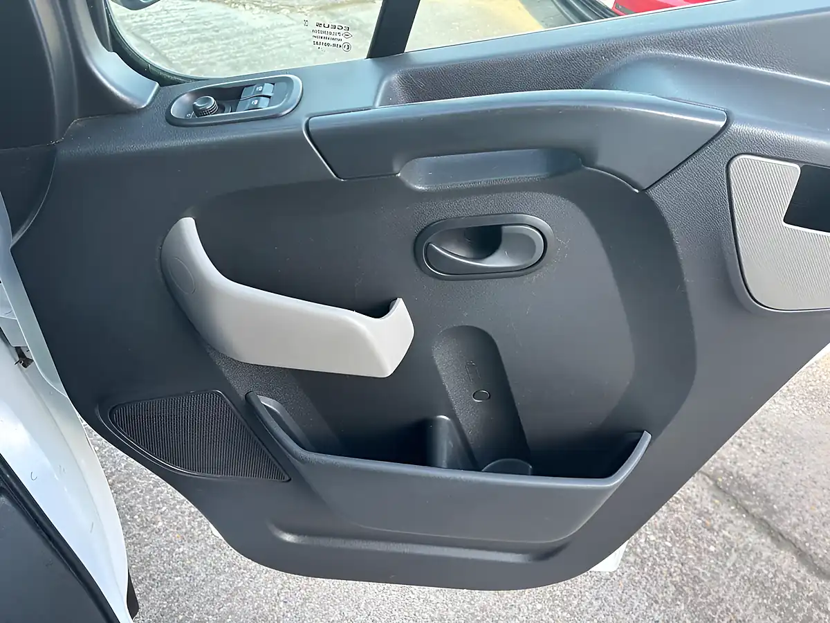 Used 2018 Renault Master Business White - Interior and Exterior details 9
