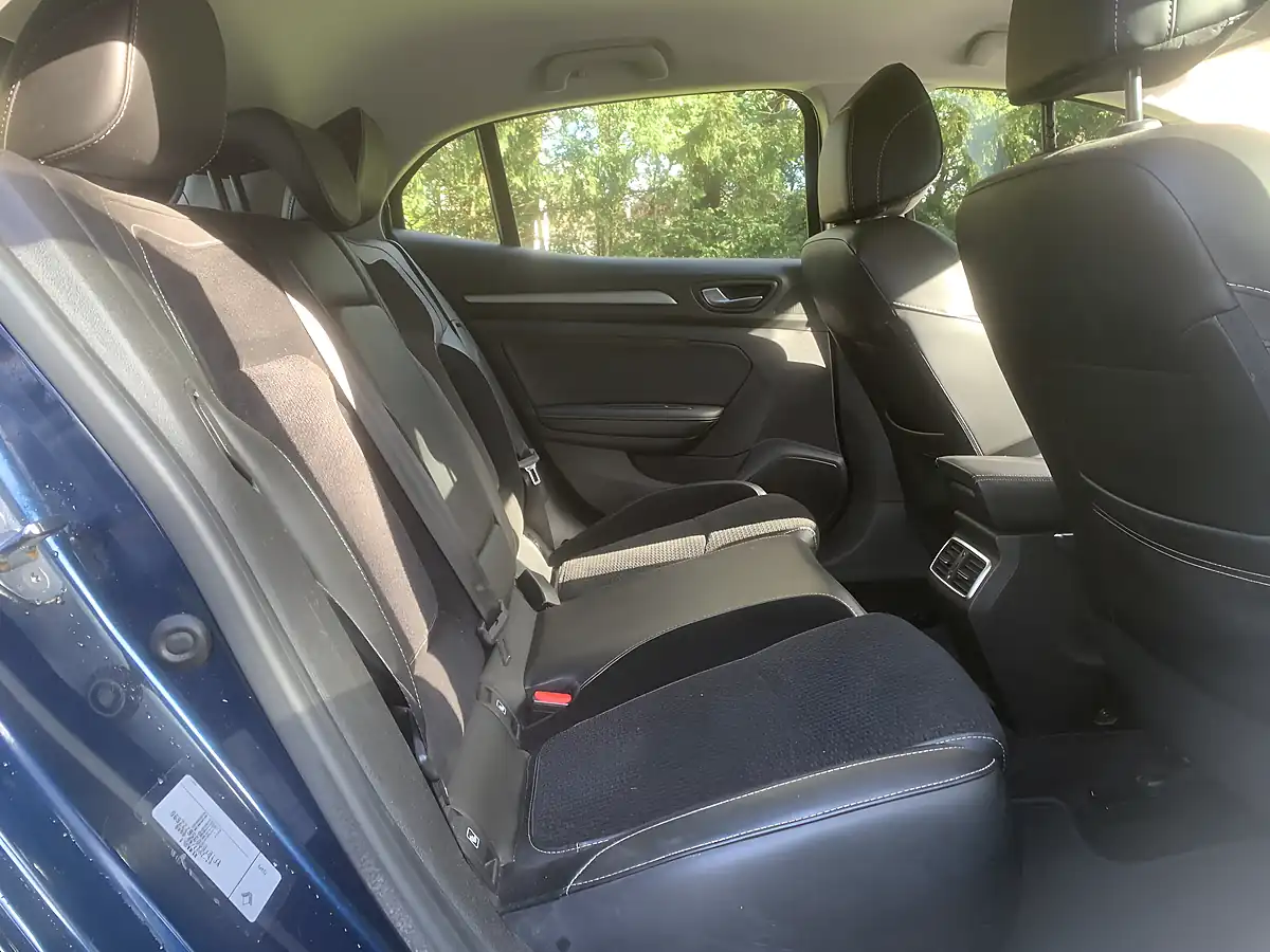 Used 2018 Renault Megane Dynamique Nav Cosmos Blue Metallic - Interior and Exterior details 18