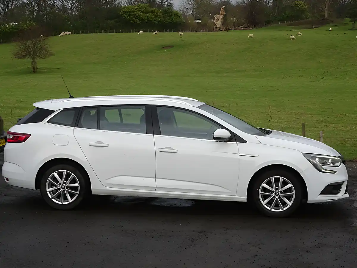Used 2018 Renault Megane Dynamique Nav Sport Tourer White - Interior and Exterior details 13
