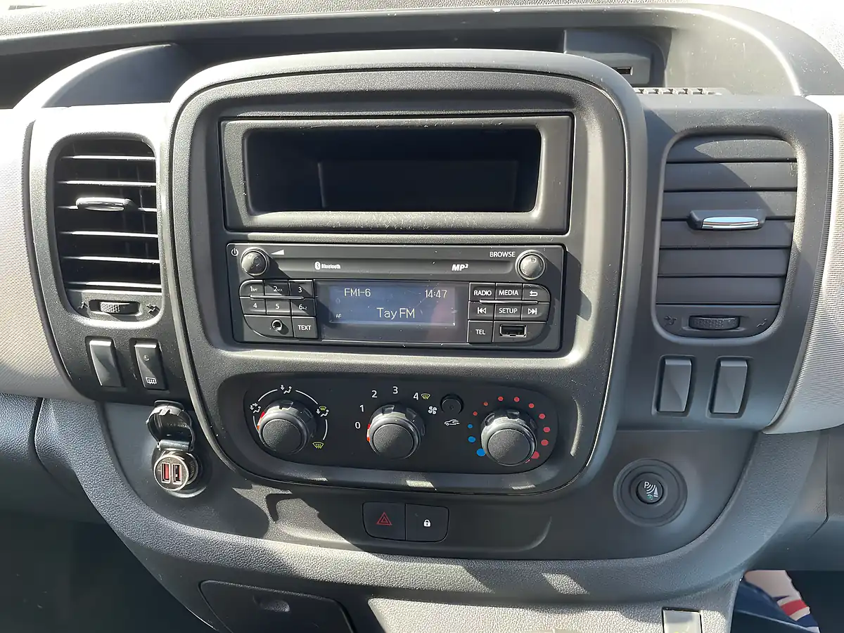 Used 2018 Renault Trafic 29 Business Crew Van Double Cab White - Interior and Exterior details 13