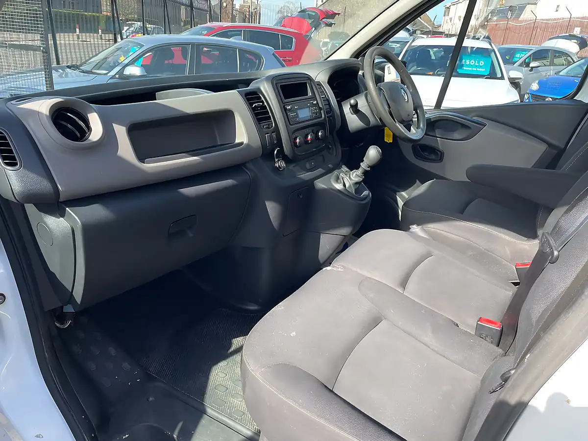 Used 2018 Renault Trafic 29 Business Crew Van Double Cab White - Interior and Exterior details 8