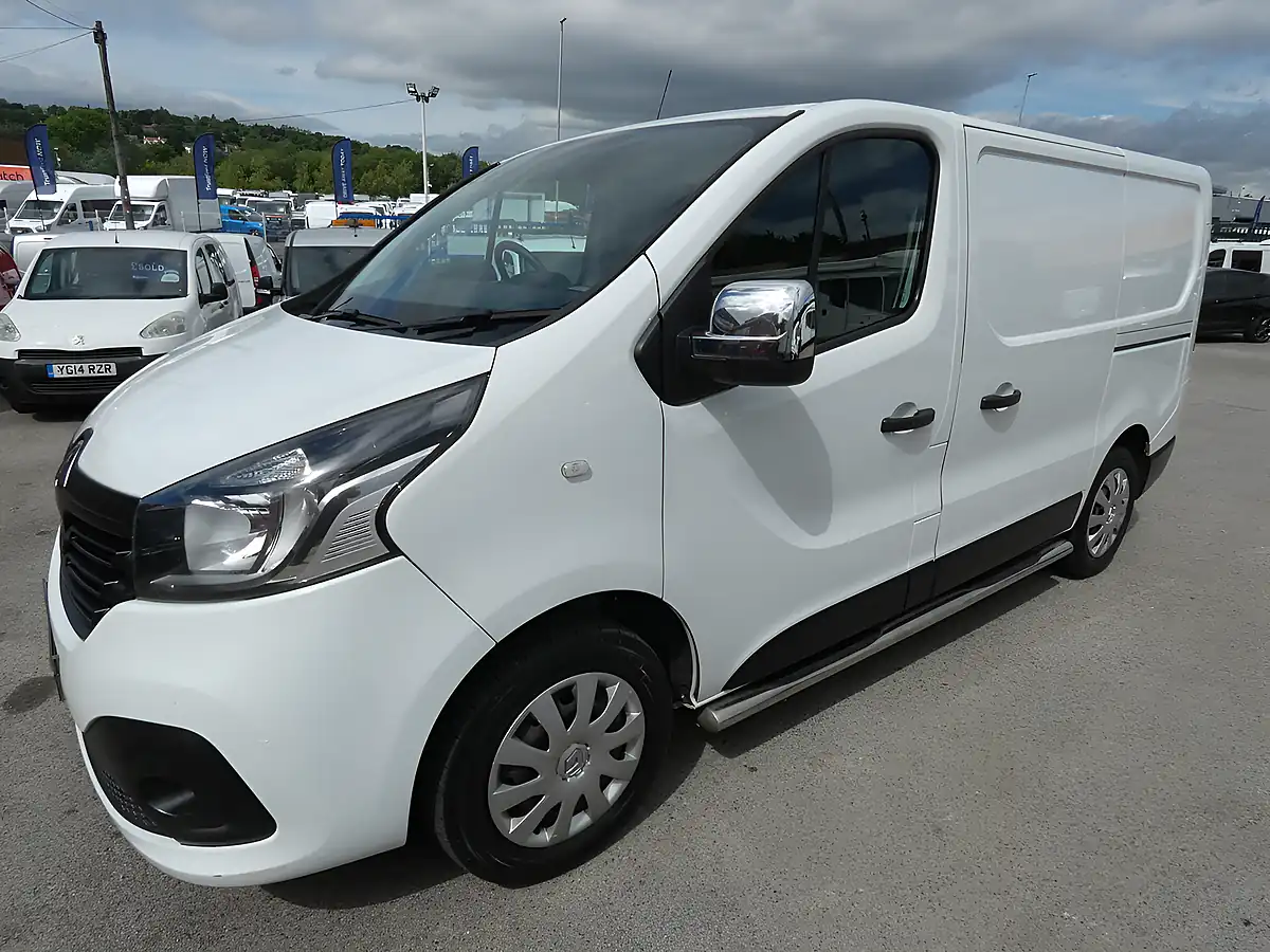 Used 2018 Renault Trafic Business+ Glacier White - Interior and Exterior details 12