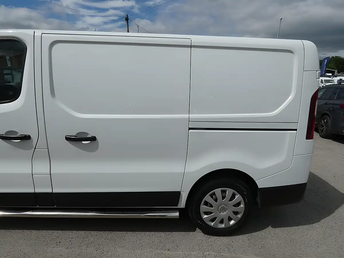 Used 2018 Renault Trafic Business+ Glacier White - Interior and Exterior details 13