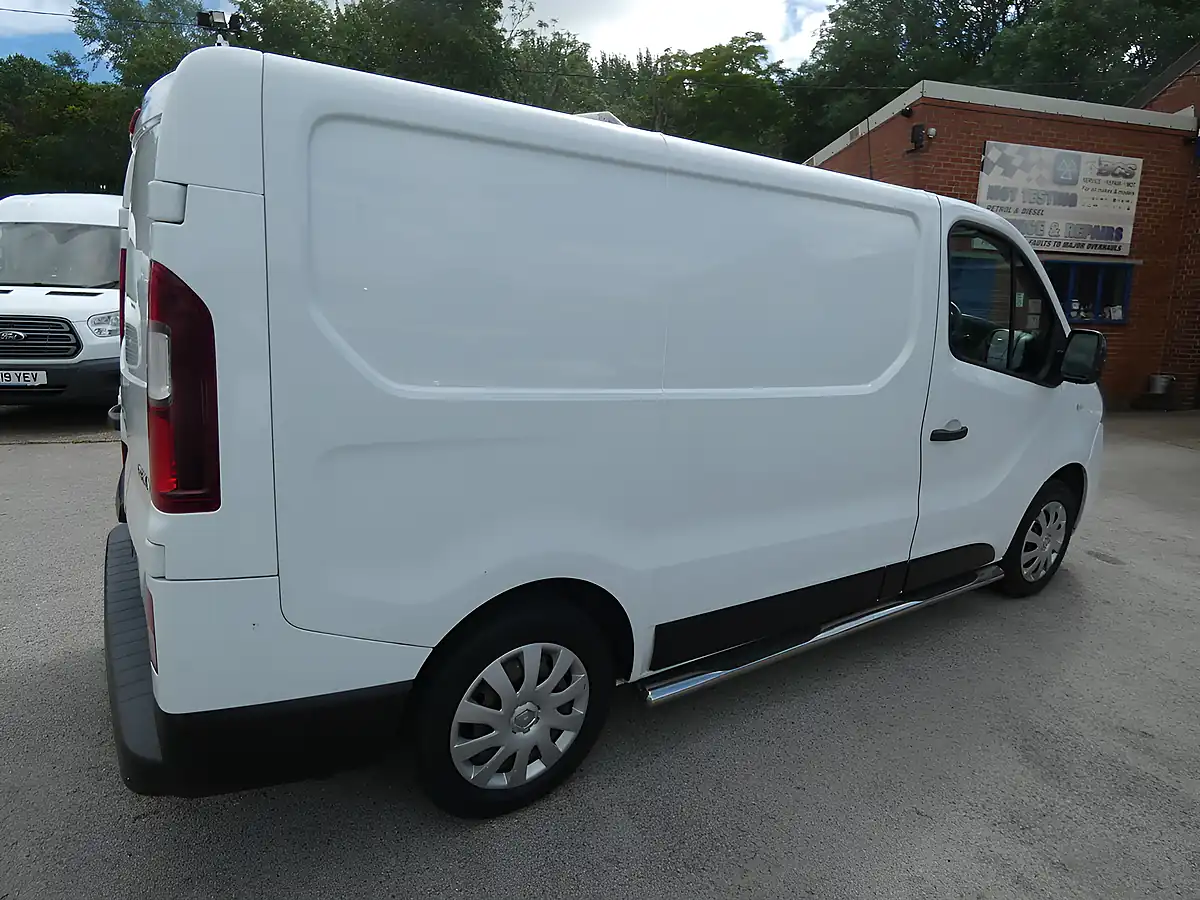 Used 2018 Renault Trafic Business+ Glacier White - Interior and Exterior details 14