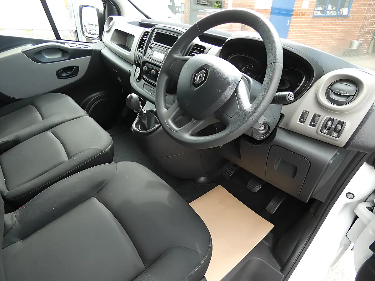 Used 2018 Renault Trafic Business+ Glacier White - Interior and Exterior details 15