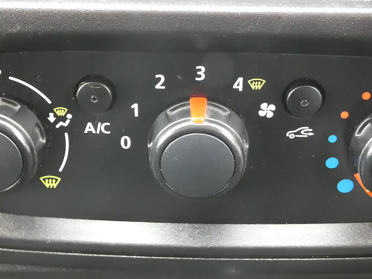 Used 2018 Renault Trafic Business+ Glacier White - Interior and Exterior details 17