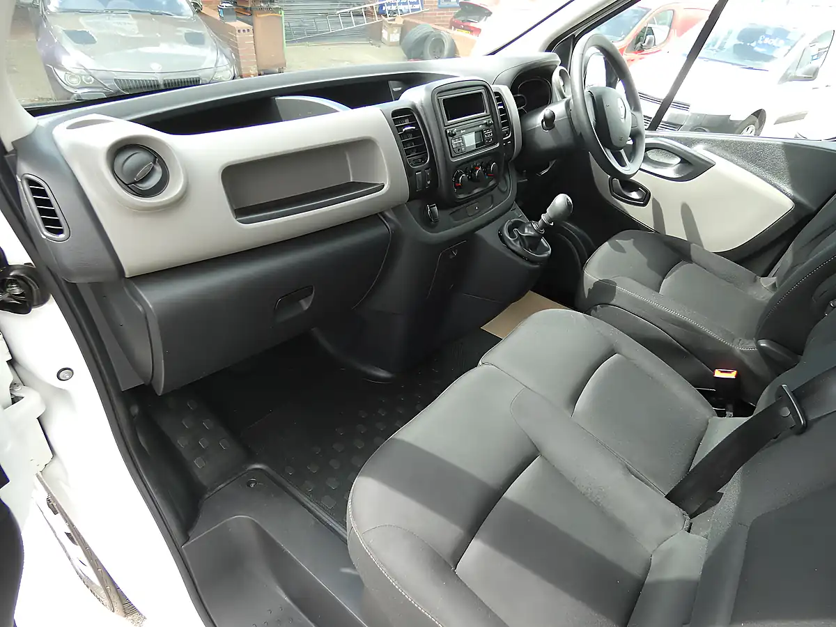 Used 2018 Renault Trafic Business+ Glacier White - Interior and Exterior details 18
