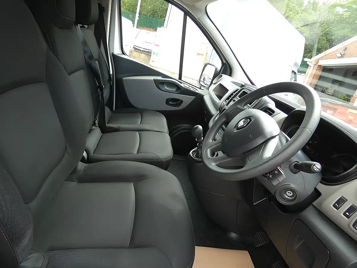 Used 2018 Renault Trafic Business+ Glacier White - Interior and Exterior details 2