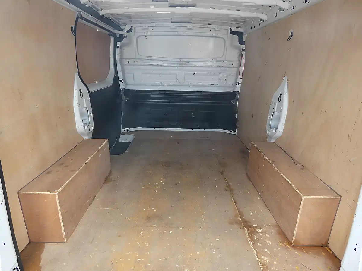 Used 2018 Renault Trafic Business+ Glacier White - Interior and Exterior details 3