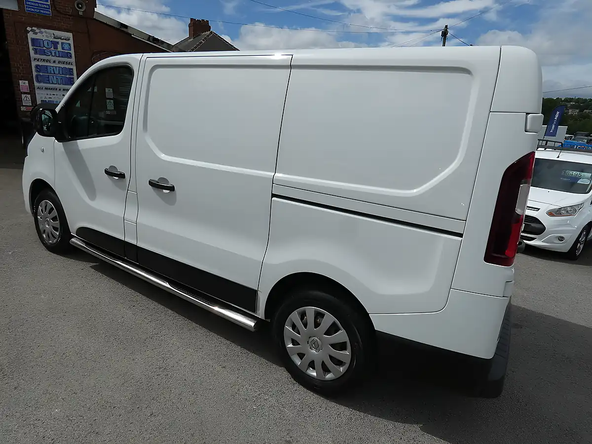 Used 2018 Renault Trafic Business+ Glacier White - Interior and Exterior details 4