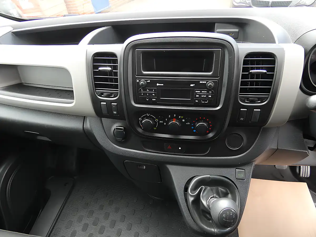 Used 2018 Renault Trafic Business+ Glacier White - Interior and Exterior details 6
