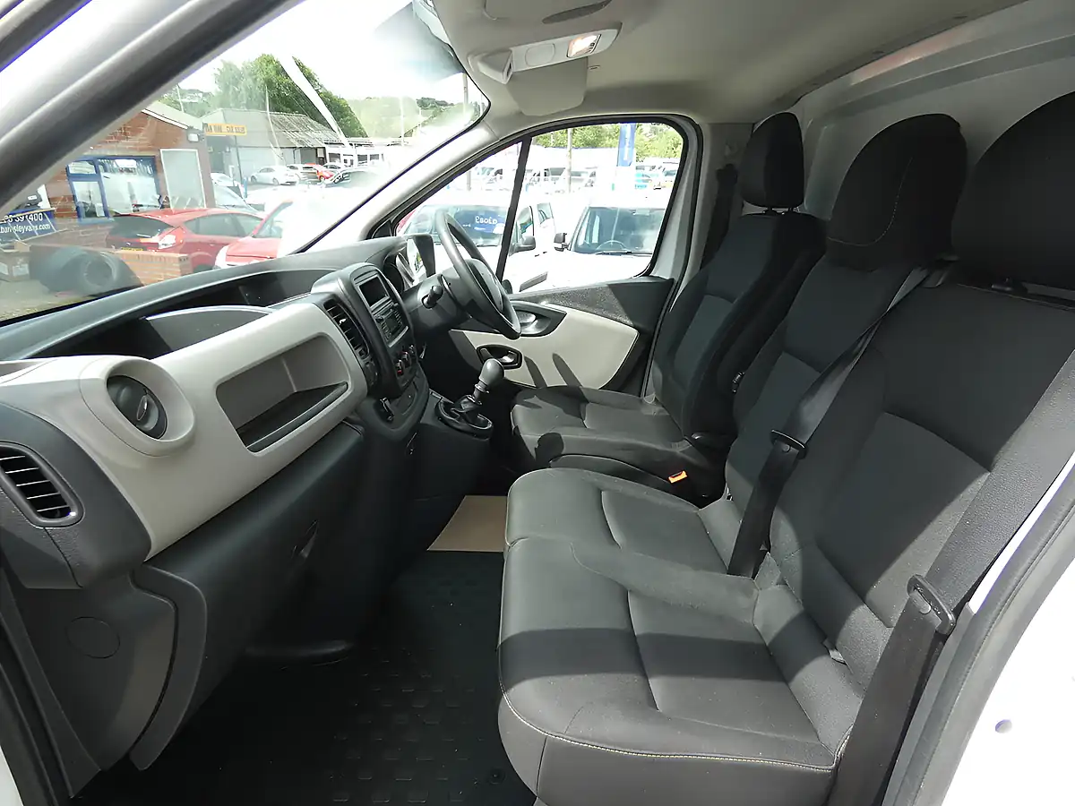 Used 2018 Renault Trafic Business+ Glacier White - Interior and Exterior details 8