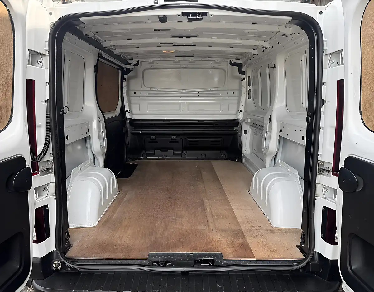 Used 2018 Renault Trafic Business + No Vat White - Interior and Exterior details 11