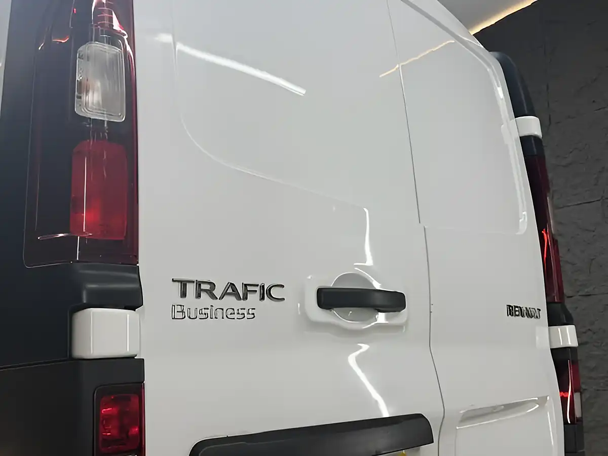 Used 2018 Renault Trafic Business White - Interior and Exterior details 8