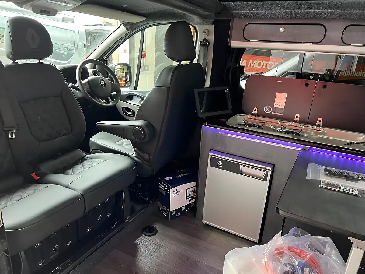 Used 2018 Renault Trafic Campervan White - Interior and Exterior details 6