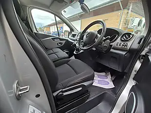 Used 2018 Renault Trafic Energy 27 Sport Nav Crew Van Swb Silver - Interior and Exterior details 10