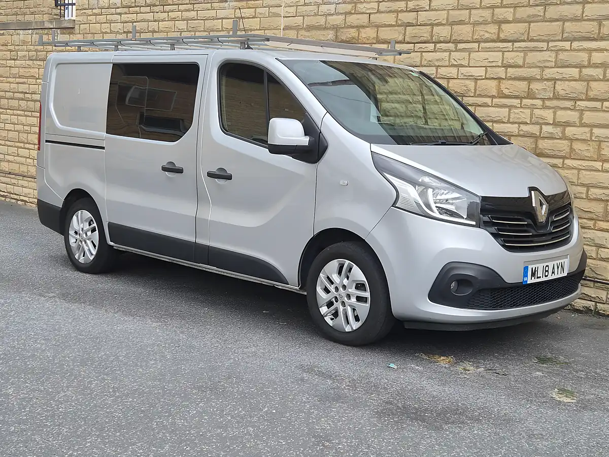 Used 2018 Renault Trafic Energy 27 Sport Nav Crew Van Swb Silver - Interior and Exterior details 11