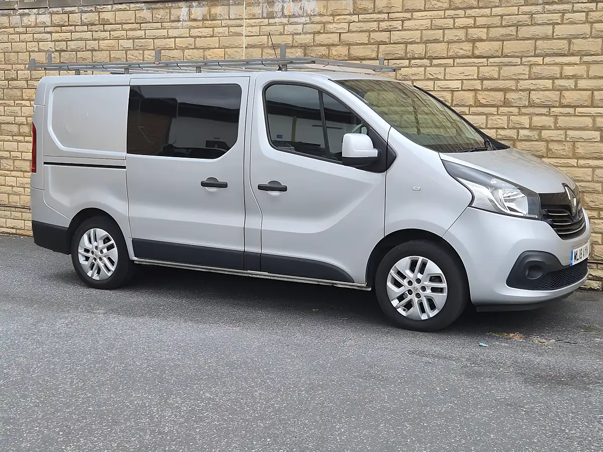 Used 2018 Renault Trafic Energy 27 Sport Nav Crew Van Swb Silver - Interior and Exterior details 12