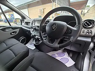 Used 2018 Renault Trafic Energy 27 Sport Nav Crew Van Swb Silver - Interior and Exterior details 14