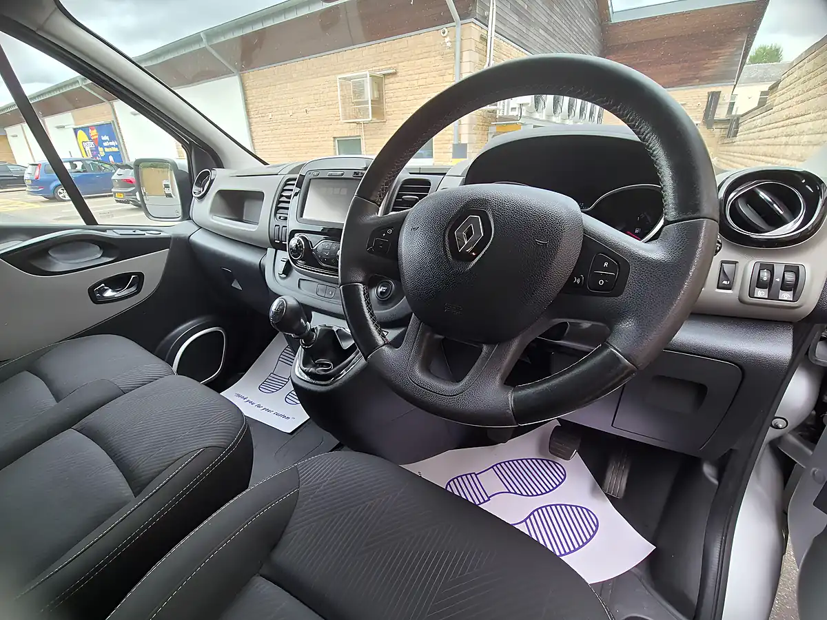 Used 2018 Renault Trafic Energy 27 Sport Nav Crew Van Swb Silver - Interior and Exterior details 14