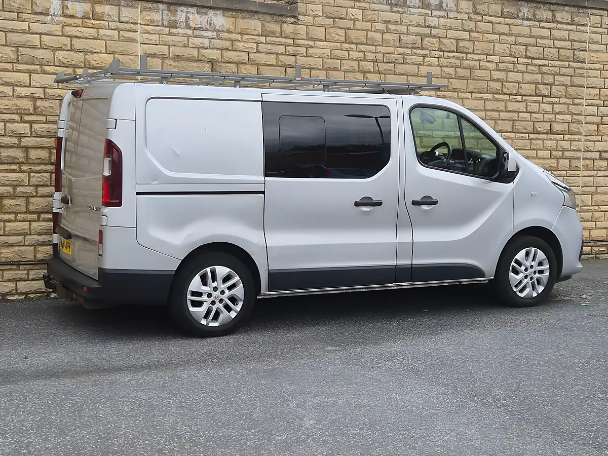 Used 2018 Renault Trafic Energy 27 Sport Nav Crew Van Swb Silver - Interior and Exterior details 15
