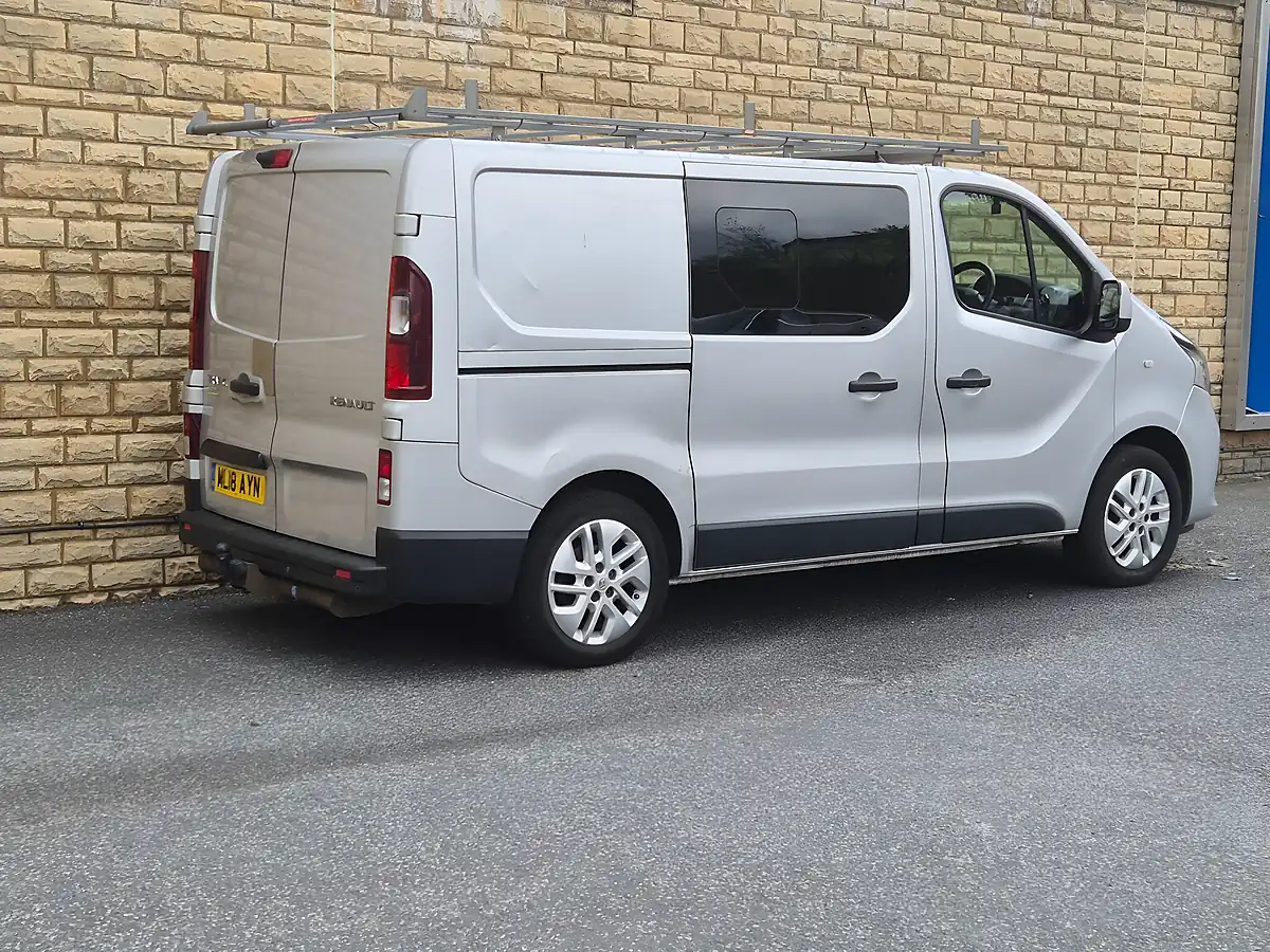 Used 2018 Renault Trafic Energy 27 Sport Nav Crew Van Swb Silver - Interior and Exterior details 16