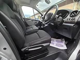 Used 2018 Renault Trafic Energy 27 Sport Nav Crew Van Swb Silver - Interior and Exterior details 17