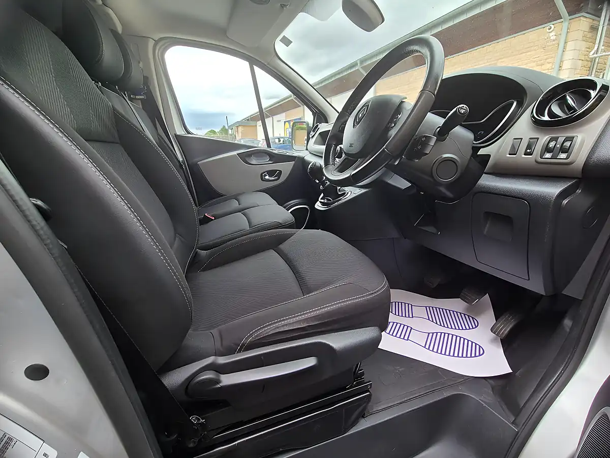 Used 2018 Renault Trafic Energy 27 Sport Nav Crew Van Swb Silver - Interior and Exterior details 17