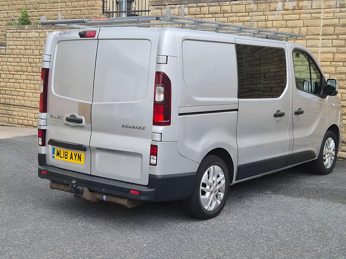 Used 2018 Renault Trafic Energy 27 Sport Nav Crew Van Swb Silver - Interior and Exterior details 18