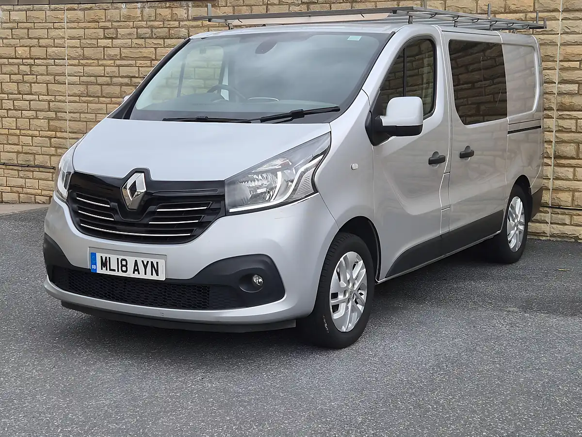 Used 2018 Renault Trafic Energy 27 Sport Nav Crew Van Swb Silver - Interior and Exterior details 4