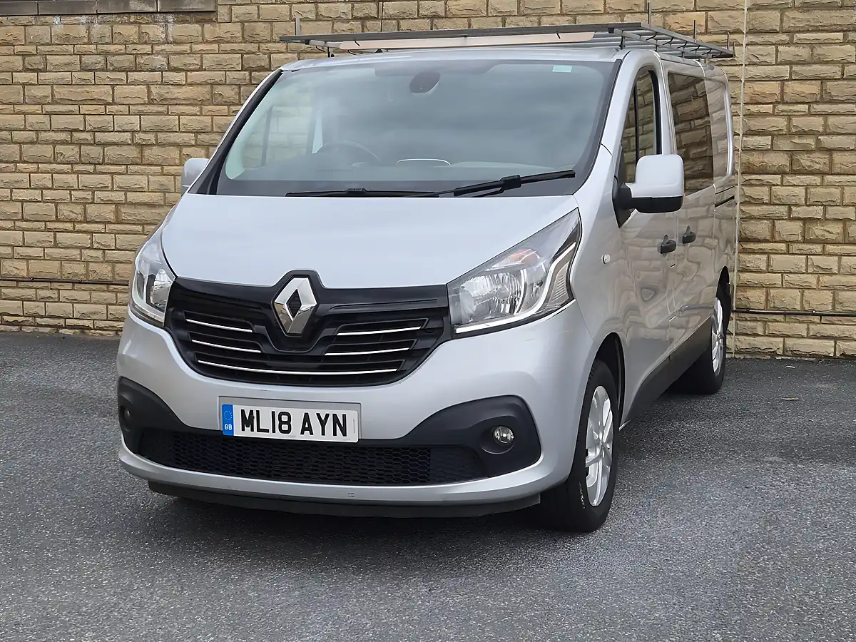Used 2018 Renault Trafic Energy 27 Sport Nav Crew Van Swb Silver - Interior and Exterior details 5