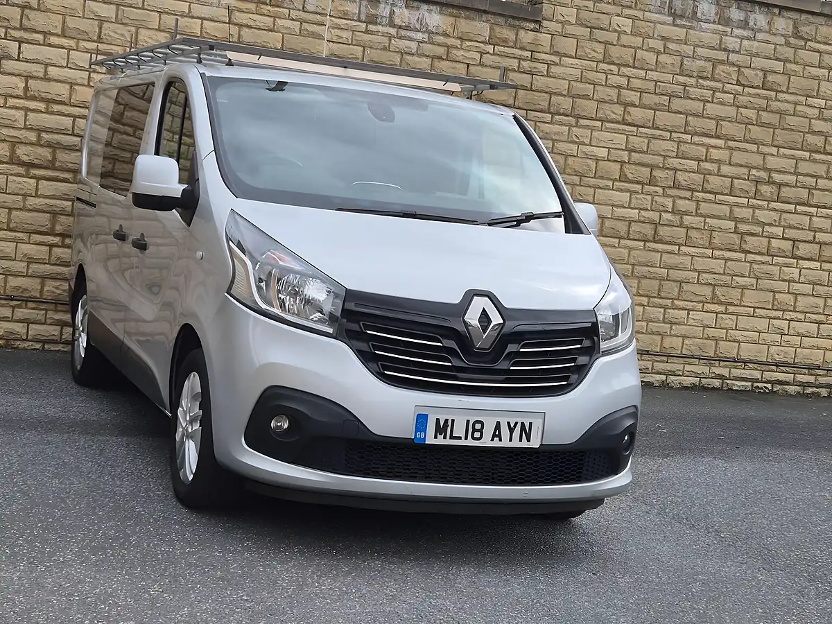 Used 2018 Renault Trafic Energy 27 Sport Nav Crew Van Swb Silver - Interior and Exterior details 8