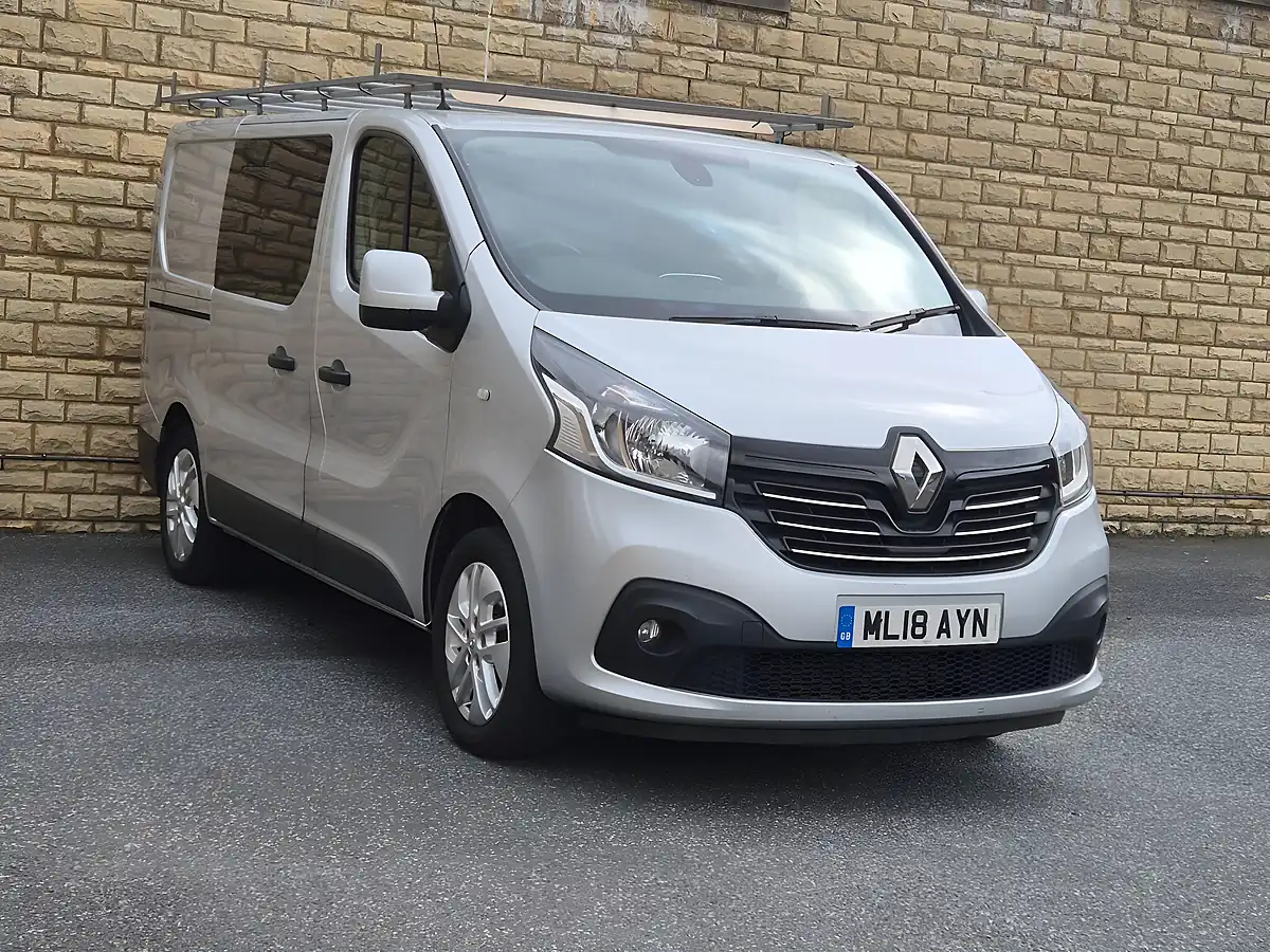 Used 2018 Renault Trafic Energy 27 Sport Nav Crew Van Swb Silver - Interior and Exterior details 9