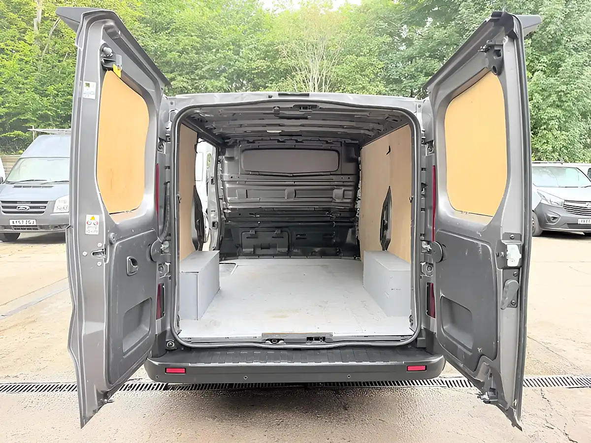 Used 2018 Renault Trafic Energy 27 Sport Nav Grey - Interior and Exterior details 10