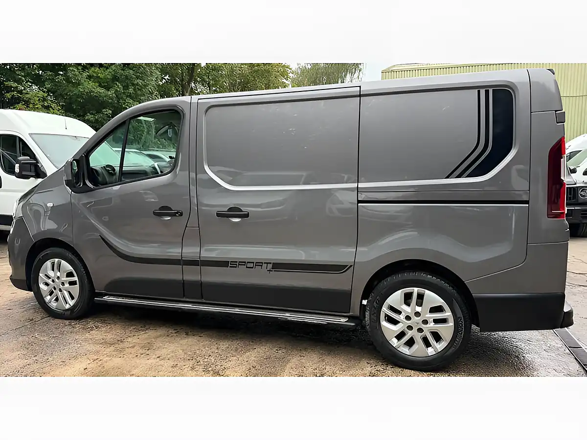 Used 2018 Renault Trafic Energy 27 Sport Nav Grey - Interior and Exterior details 11