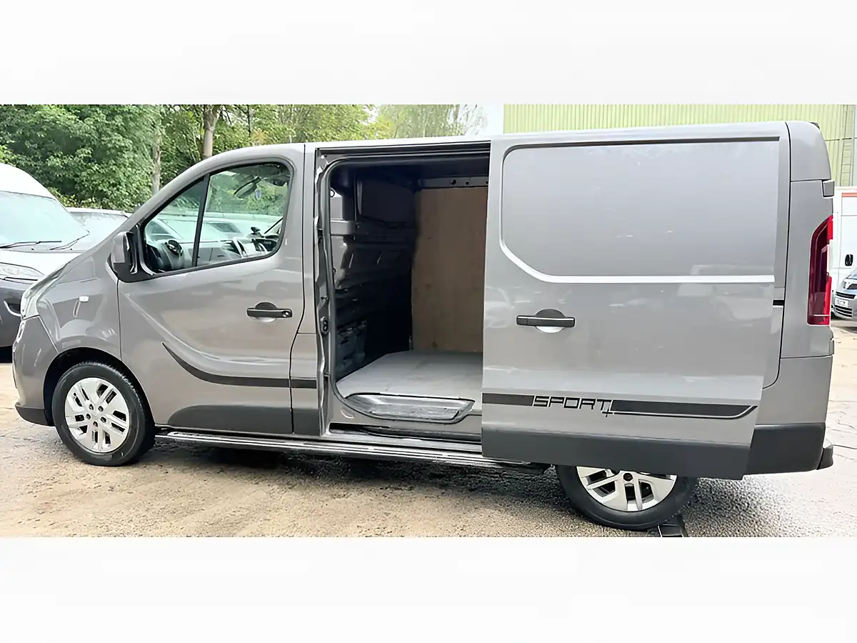 Used 2018 Renault Trafic Energy 27 Sport Nav Grey - Interior and Exterior details 12