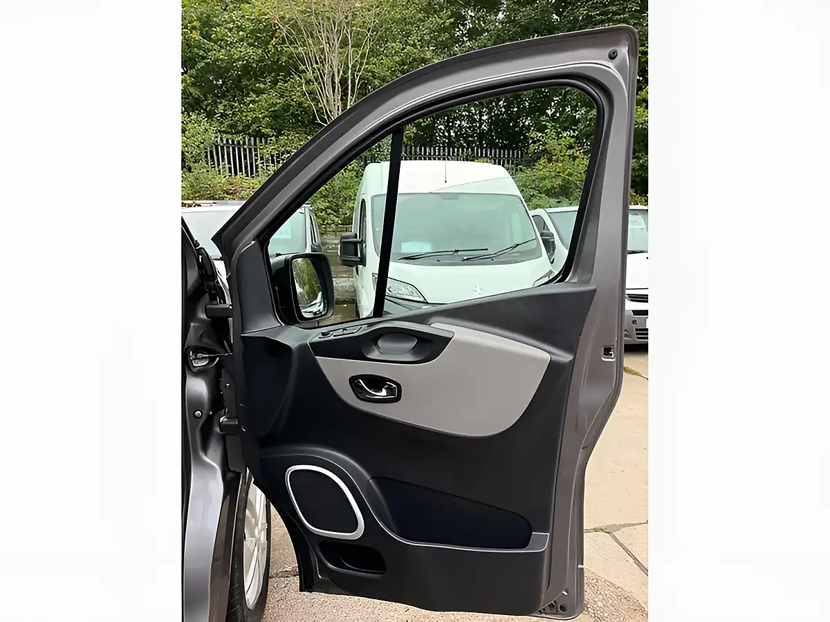 Used 2018 Renault Trafic Energy 27 Sport Nav Grey - Interior and Exterior details 14