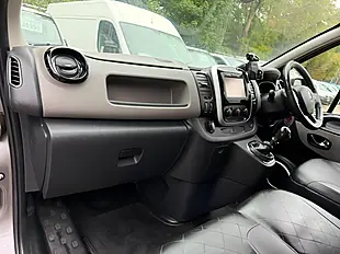 Used 2018 Renault Trafic Energy 27 Sport Nav Grey - Interior and Exterior details 17