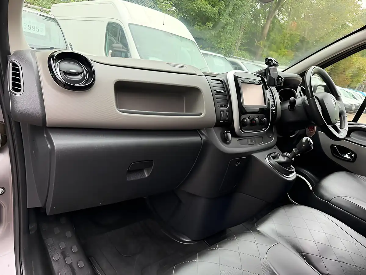 Used 2018 Renault Trafic Energy 27 Sport Nav Grey - Interior and Exterior details 17