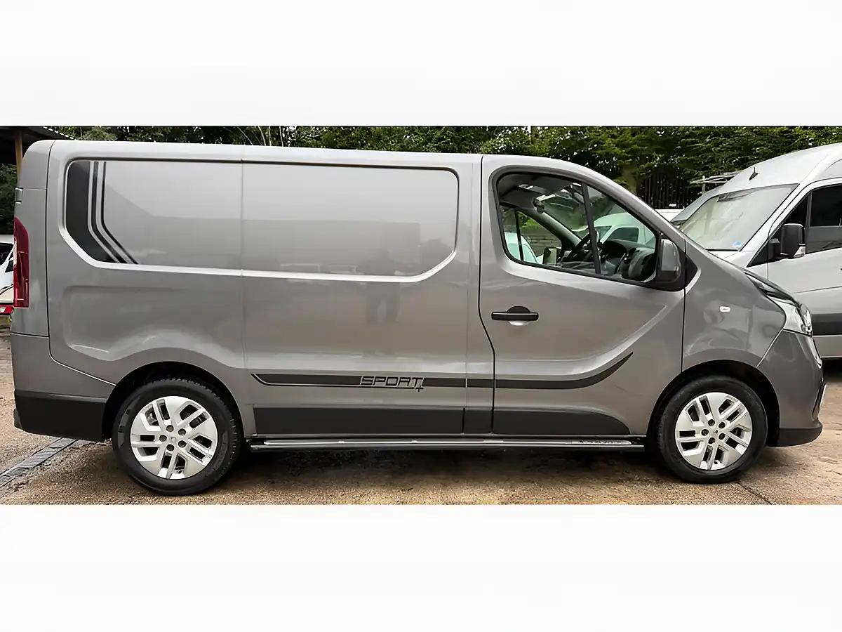 Used 2018 Renault Trafic Energy 27 Sport Nav Grey - Interior and Exterior details 6
