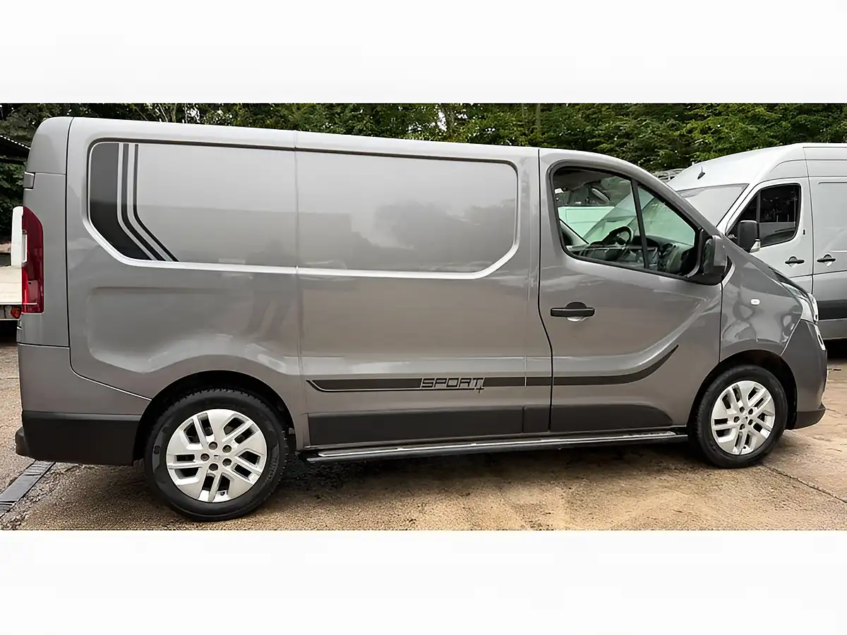 Used 2018 Renault Trafic Energy 27 Sport Nav Grey - Interior and Exterior details 7