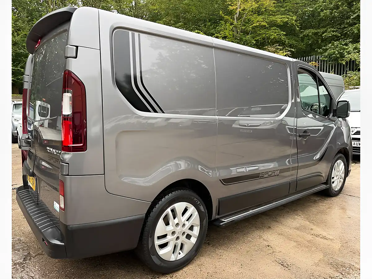 Used 2018 Renault Trafic Energy 27 Sport Nav Grey - Interior and Exterior details 9